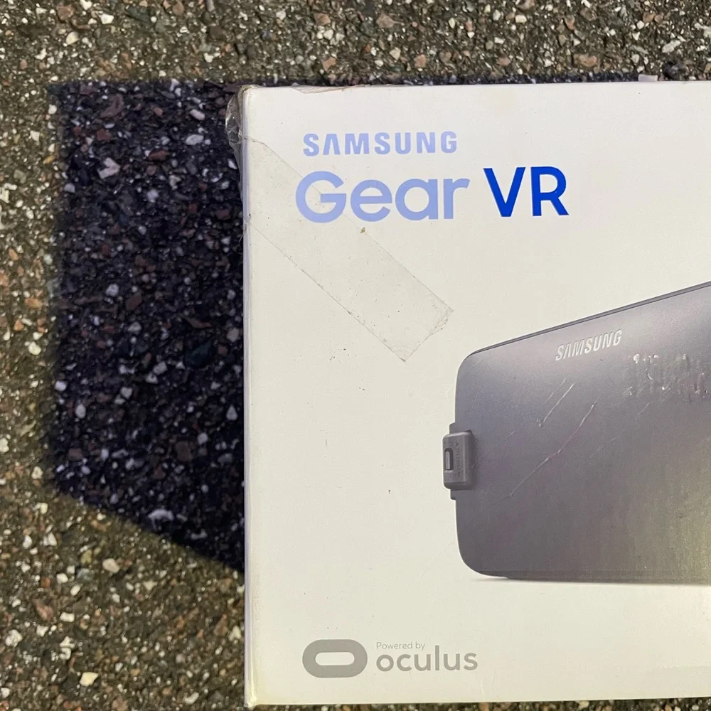 Samsung Gear VR Oculus Headset SM-R323‎ w/ Box Adapter Included